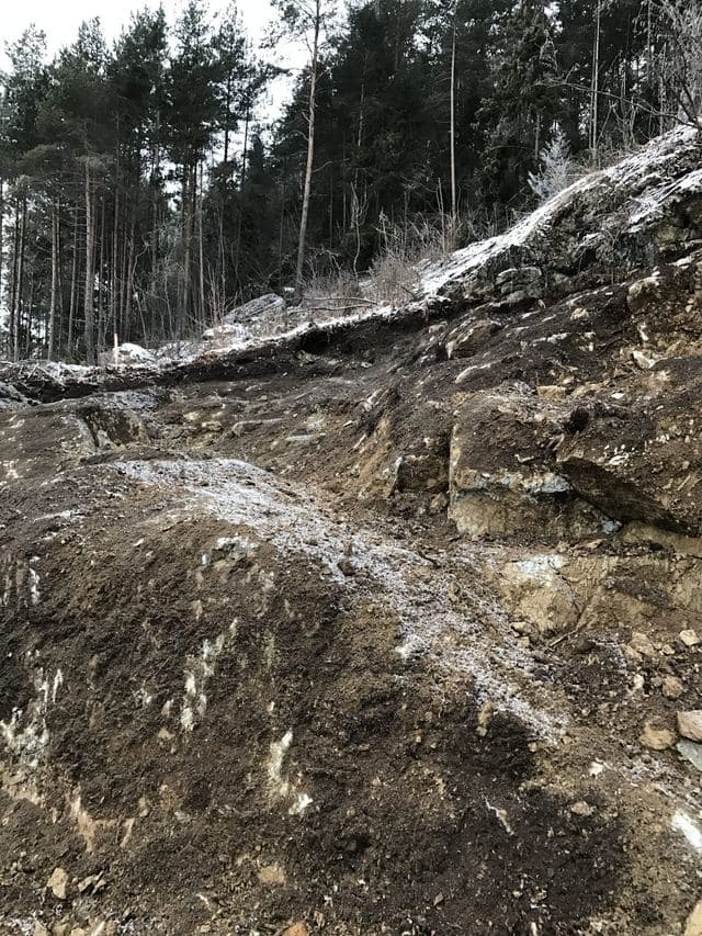 Blottlagt fjell i en skråning før sprengning.